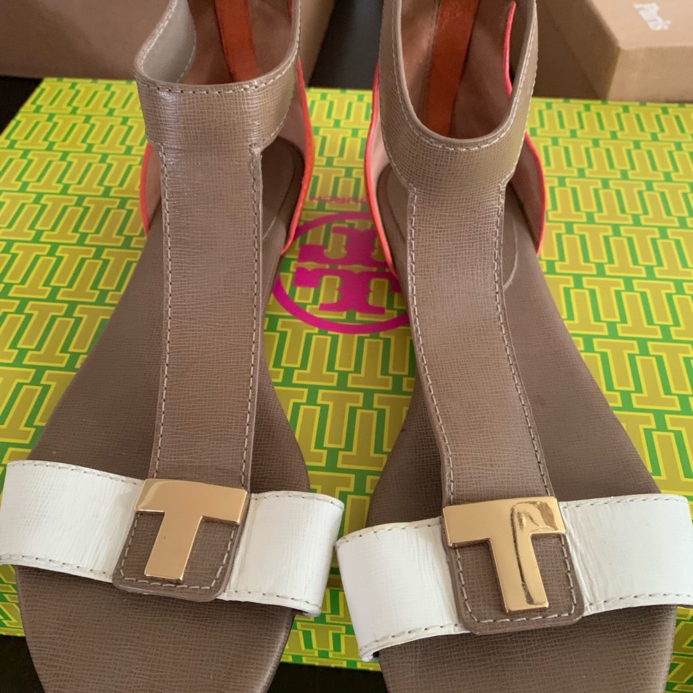 Gorgeous Tory Burch T strap sandal 7.5 - Picture 2 of 4